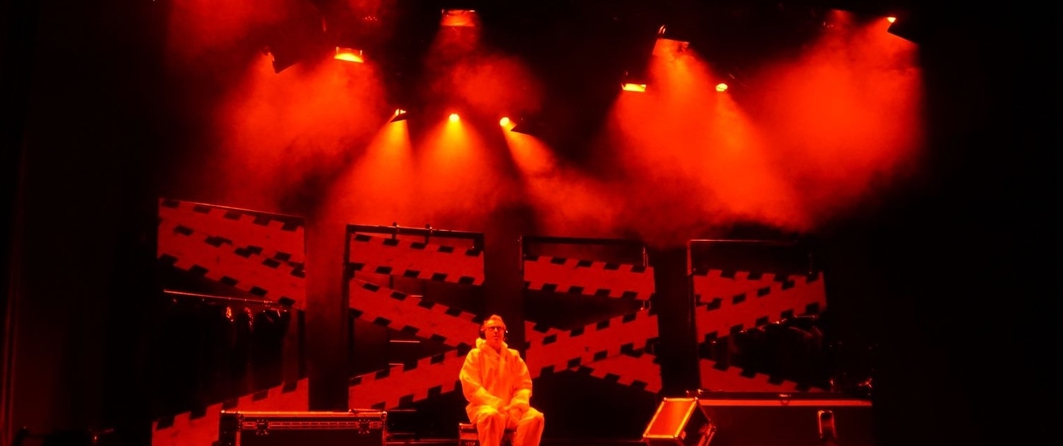 Achtsam Morden, Komödie im bayr. Hof München