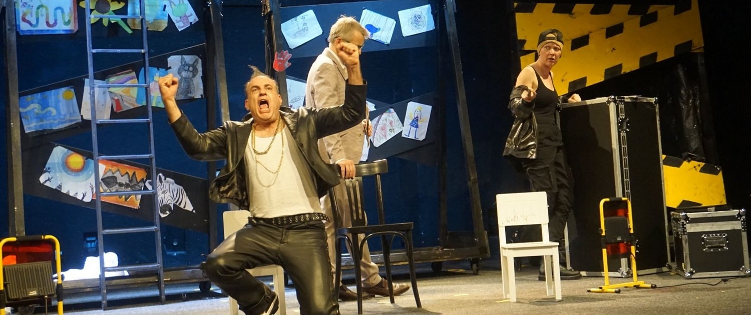 Achtsam Morden, Komödie im bayr. Hof München