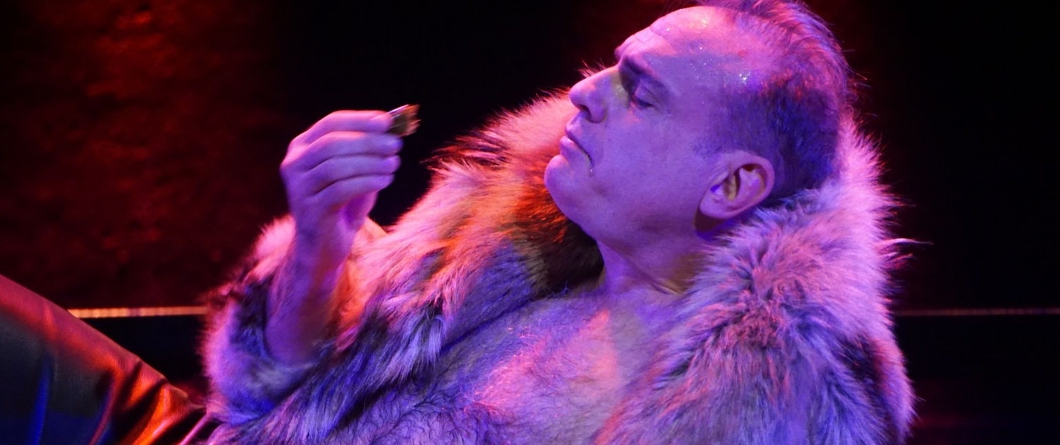 Achtsam Morden, Komödie im bayr. Hof München