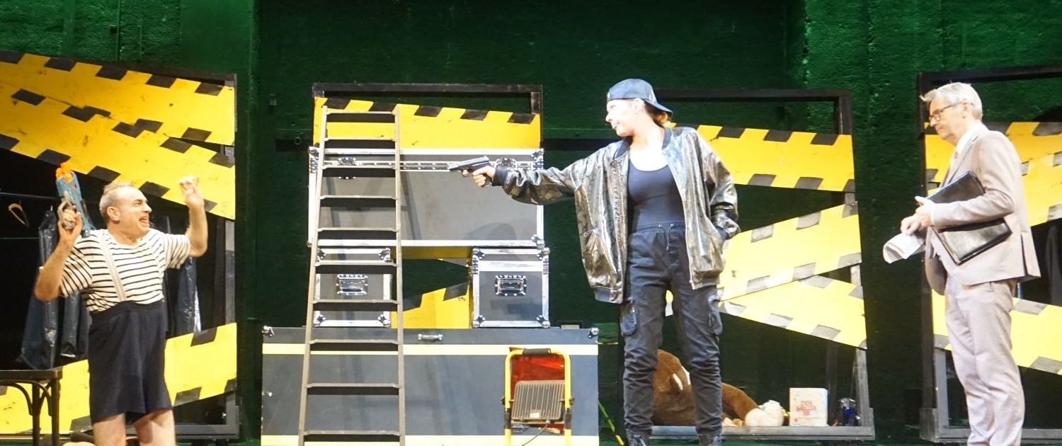 Achtsam Morden, Komödie im bayr. Hof München