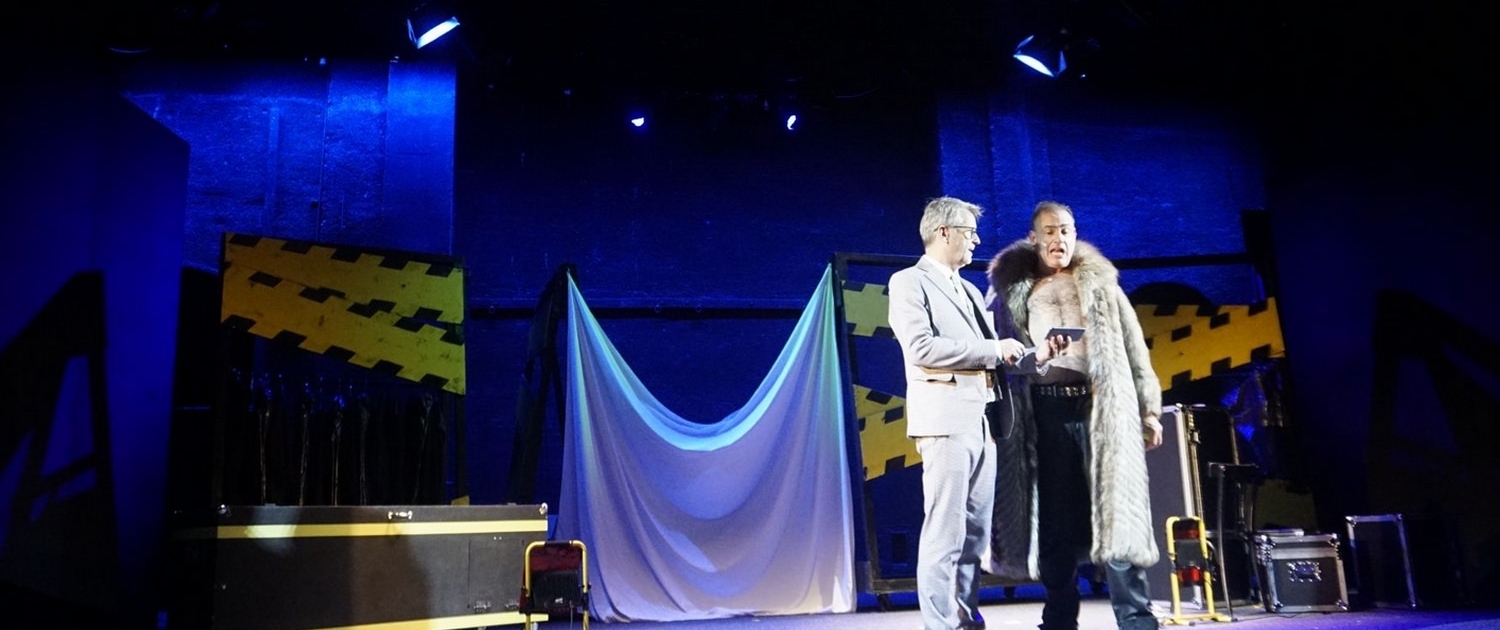 Achtsam Morden, Komödie im bayr. Hof München