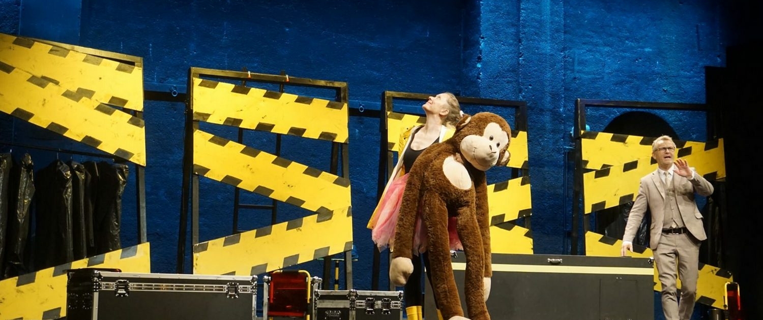 Achtsam Morden, Komödie im bayr. Hof München