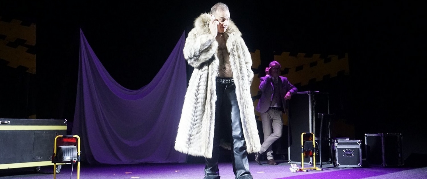 Achtsam Morden, Komödie im bayr. Hof München